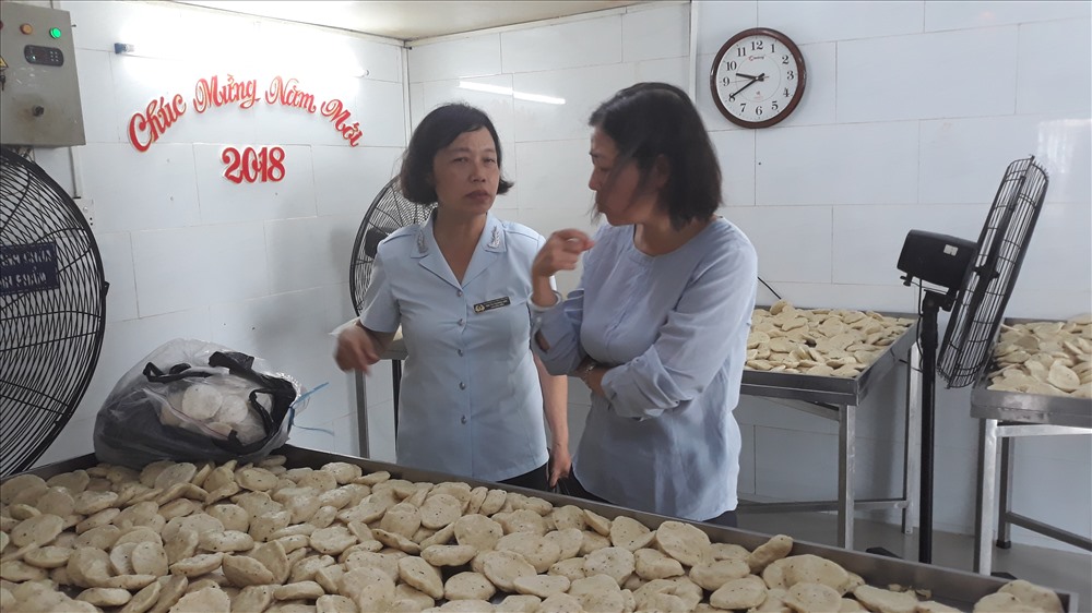 Quá trình kiểm tra, đoàn phát hiện cơ sở sản xuất giò chả có dấu hiệu vi phạm an toàn toàn thực phẩm