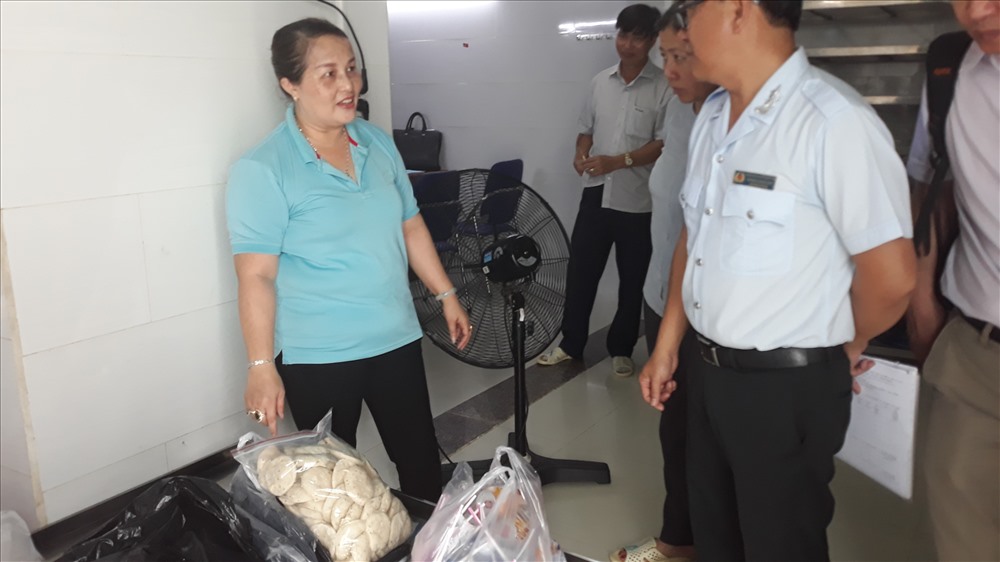 Quá trình kiểm tra, đoàn phát hiện cơ sở sản xuất giò chả có dấu hiệu vi phạm an toàn toàn thực phẩm