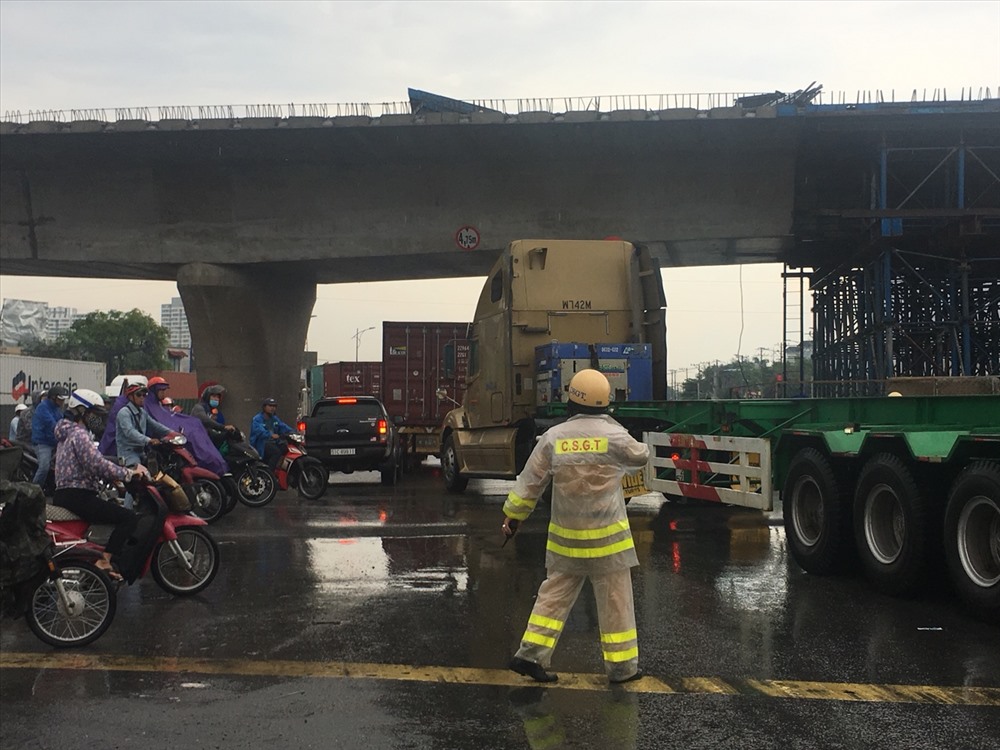 CSGT vất vả điều tiết dòng xe cộ tại vòng xoáy Mỹ Thủy trong cơn mưa lớn. Ảnh: T.S