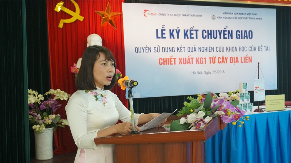 PGS.TS LÃª Minh HÃ  (Ã¡o dÃ i tráº¯ng) táº¡i lá»  chuyá»ƒn giao káº¿t quáº£ nghiÃªn cá»©u khoa há»c