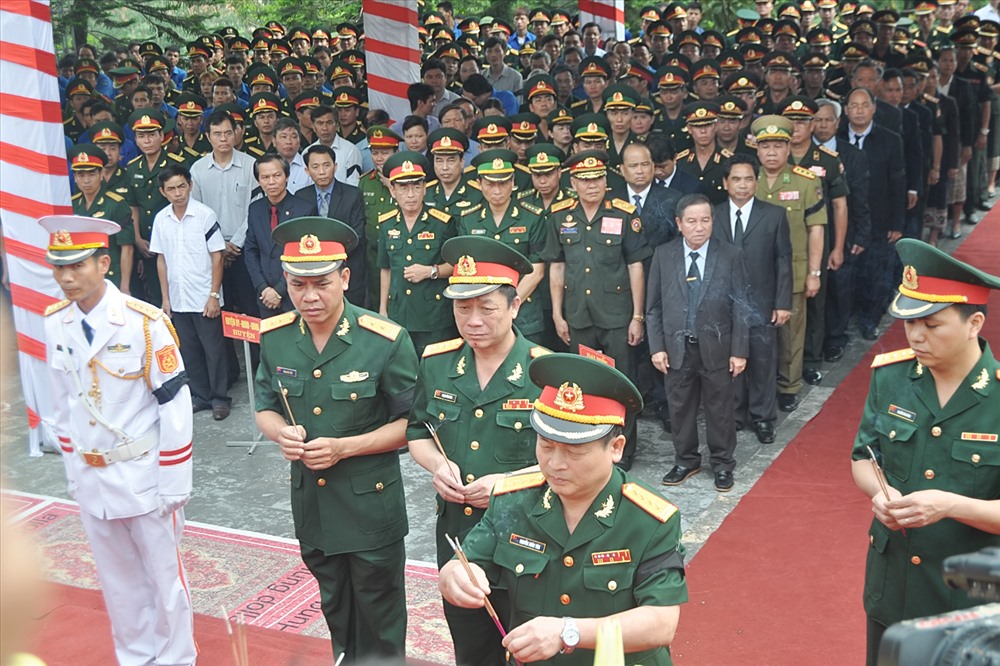  Hàng trăm cán bộ, chiến sỹ và nhân dân tỉnh Hà Tĩnh thành kính dâng hương tri ân các liệt sỹ. Ảnh: Minh Lý