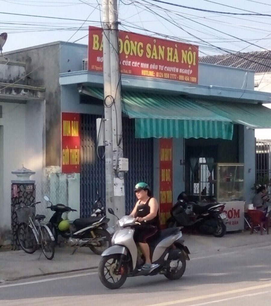 Tại thị trấn Vạn Giã (Vạn Ninh), đâu đâu cũng thấy treo bảng giao dịch đất như thế này.