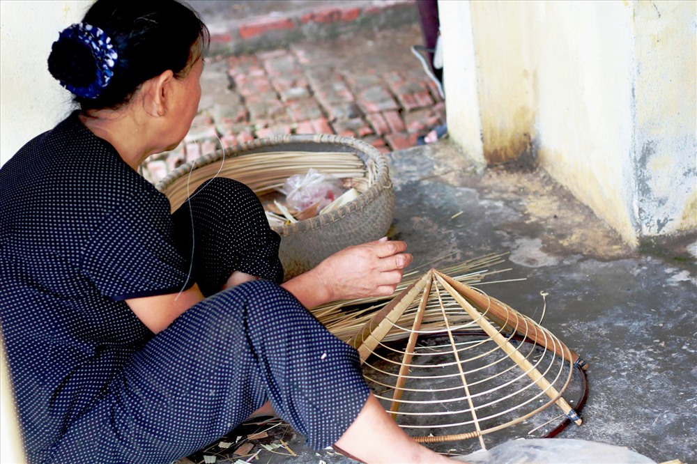 Nếu đến làng chuông bây giờ, chắc hẳn không ai nghĩ đây đã từng là một làng nghề cổ nổi tiếng cả một vùng, bởi phải khó khăn lắm mới tìm ra một hộ gia đình còn giữ nghề làm nón. “Nghề nón bây giờ chỉ còn sống trong tâm trí của những người già, những người luôn trăn trở làm sao để nghề của các cụ để lại không bị mất đi” ông Tuy một người thợ nón có tiếng trong nghề chia sẻ.
