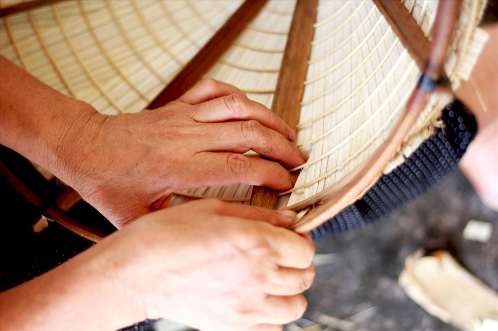 Từ những vật liệu đơn giản như: kim, lá, chỉ và khúng nón qua đôi bàn tay tỉ mỉ của người thợ nón làng Chuông, những chiếc nón lá đẹp và chắc chắn được làm ra một cách vô cùng công phu. Nón làng chuông bắt buộc phải có 16 vành nón và chúng phải được làm bằng tre ngân kĩ để đảm bảo độ dẻo dai và chắc chắn.