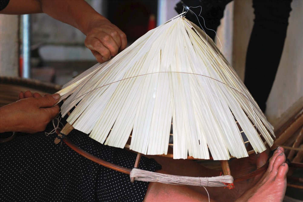 Để có được một chiếc nón Chuông đẹp người thợ khâu nón phải đảm bảo được hai yếu tố sau: lớp lá phải được xếp ngay ngắn, không quá dày hoặc mỏng và đường kim mũi chỉ phải đều mũi, sát với vành khuôn và dày dặn