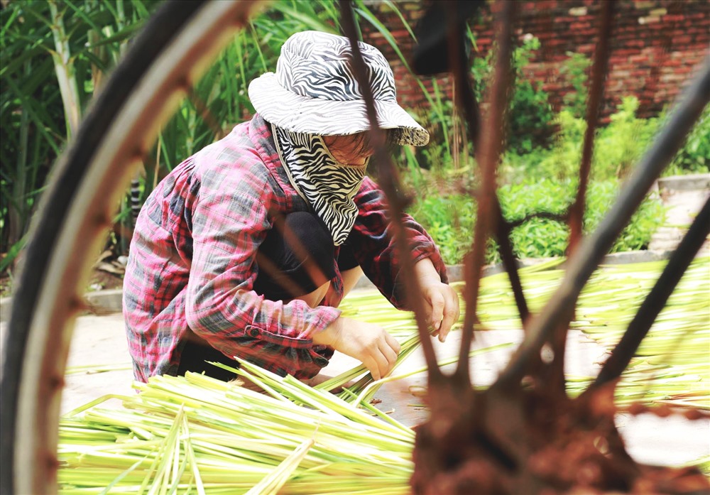 Lá sau vò phải được đem phơi khoảng hai, ba nắng. khi phơi muốn lá đẹp và trắng đều thì phải tỉ mỉ xếp từng nhánh một chứ không được chất đống, không được nắng lá sẽ lên màu không đẹp. Sau đó đem sấy thêm bằng bếp củi, bếp lửa để lá khô dần mà không bị giòn, nếu muốn lá trắng hơn phải hun một lần nữa qua diêm sinh. Lá sau khi khô, sẽ được bó thành từng bỏ nhỏ đem bán với giá 10.000 đồng/bó.