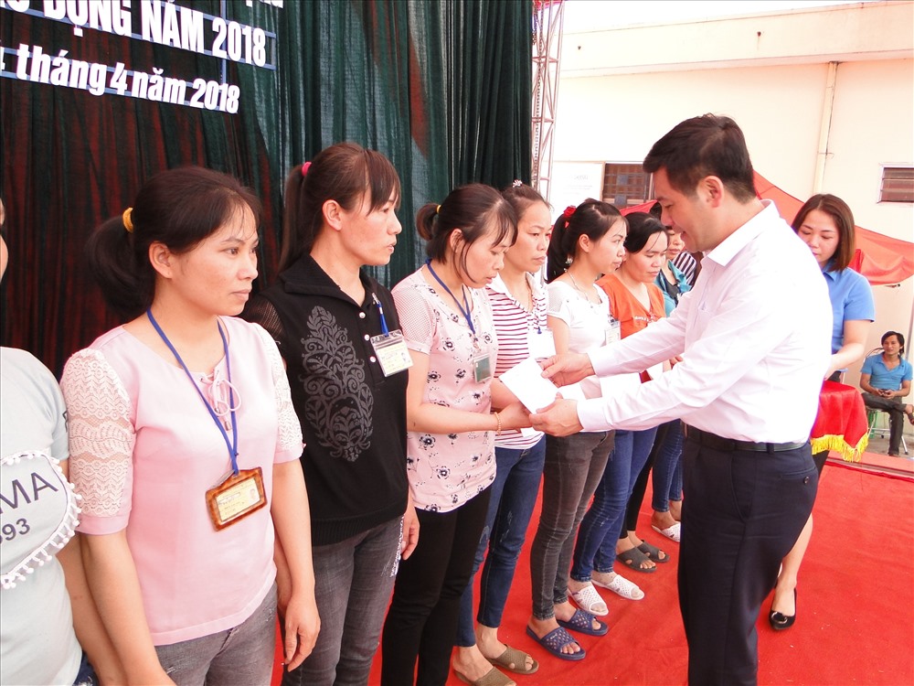 Đồng chí Nguyễn Hồng Diên trao quà cho công nhân lao động. Ảnh: Bá Mạnh