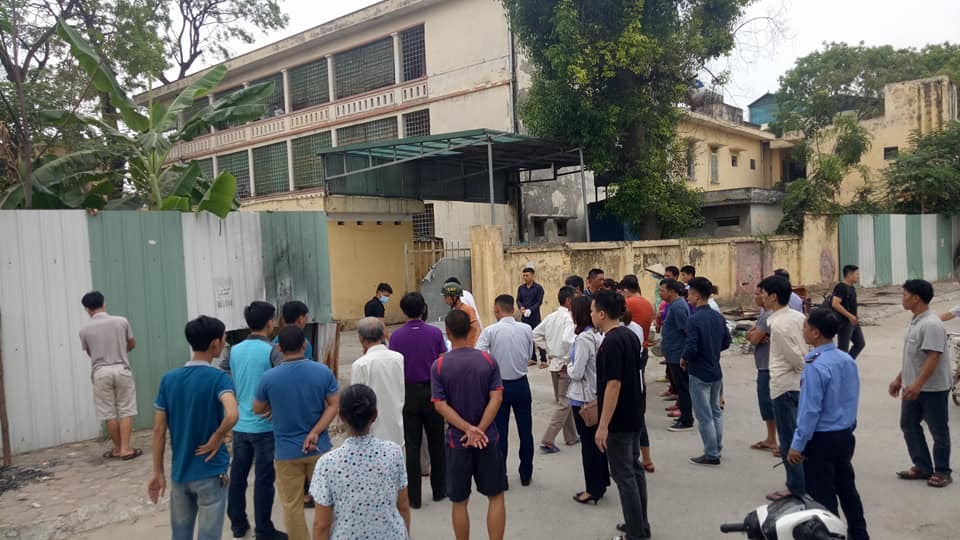 Thi thể nạn nhân được đưa về nhà xác bệnh viện để tiến hành khám nghiệm tử thi.