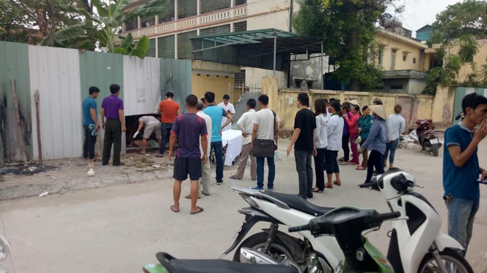 Người dân phát hiện thi thể người đàn ông nằm gục cạnh nhà rác bệnh viện Hà Đông.