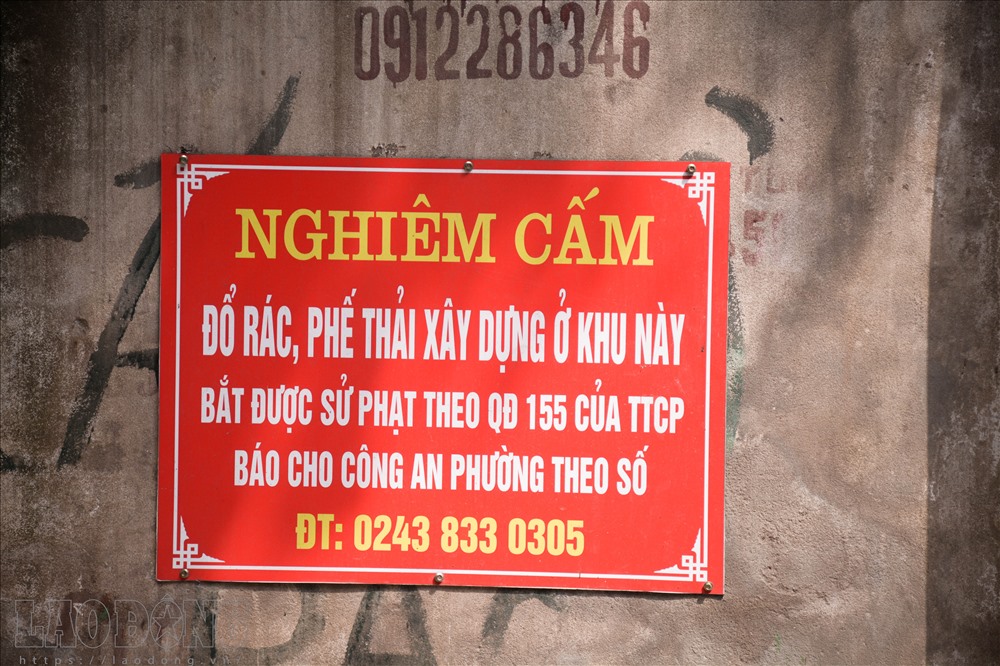 Nhiều biển cấm xuất hiện khắp nơi, kèm theo mức phạt nếu phát hiện vi phạm.