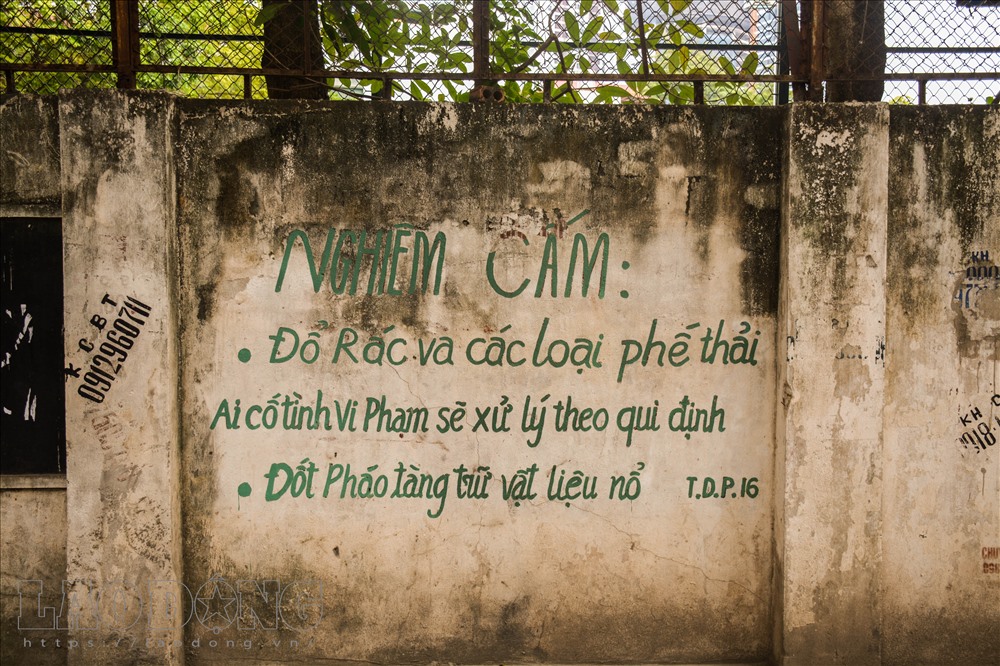 Biển cấm được thiết kế rất đa dạng, in màu, viết thủ công lên tường… để tuyên truyền.