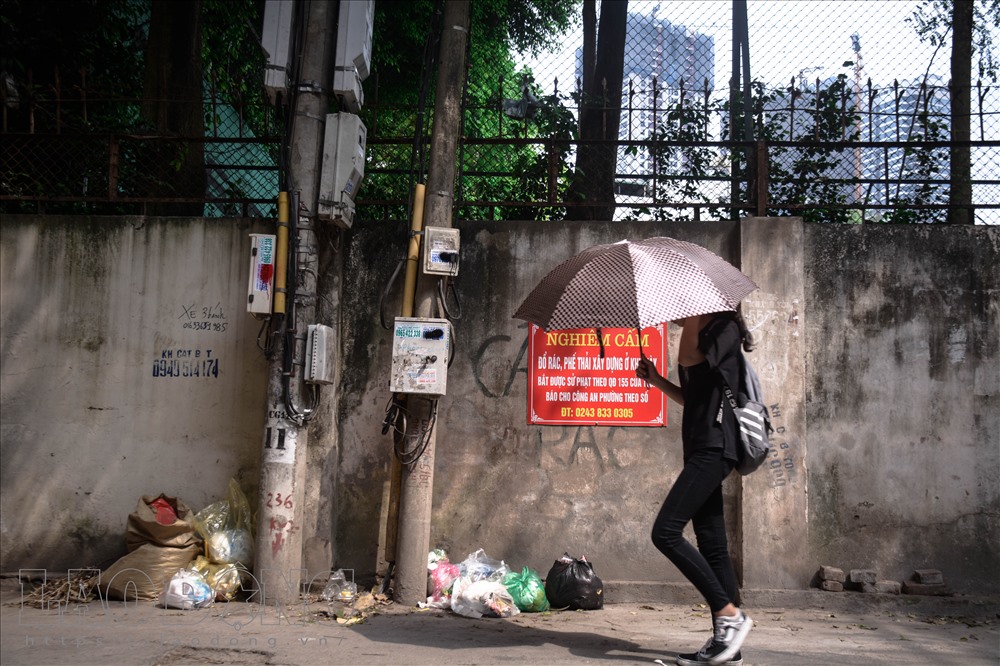 Bà Nguyễn Thị Ngoan (Số 8, tổ 29, phường Quan Hoa, quận Cầu Giấy, Hà Nội) chia sẻ: “Tôi bán trà đá ở đây hơn 6 năm rồi. Tổ dân phố thường xuyên tuyên truyền, họ treo rất nhiều biển cấm mà vẫn có người vứt rác. Nhiều lần tôi nhìn thấy các bạn sinh viên vứt rác. Lại có khi nhìn thấy giáo viên vứt nữa. Thật sự rất đáng buồn vì không phải dân lao động mà còn có nhiều người trí thức.”