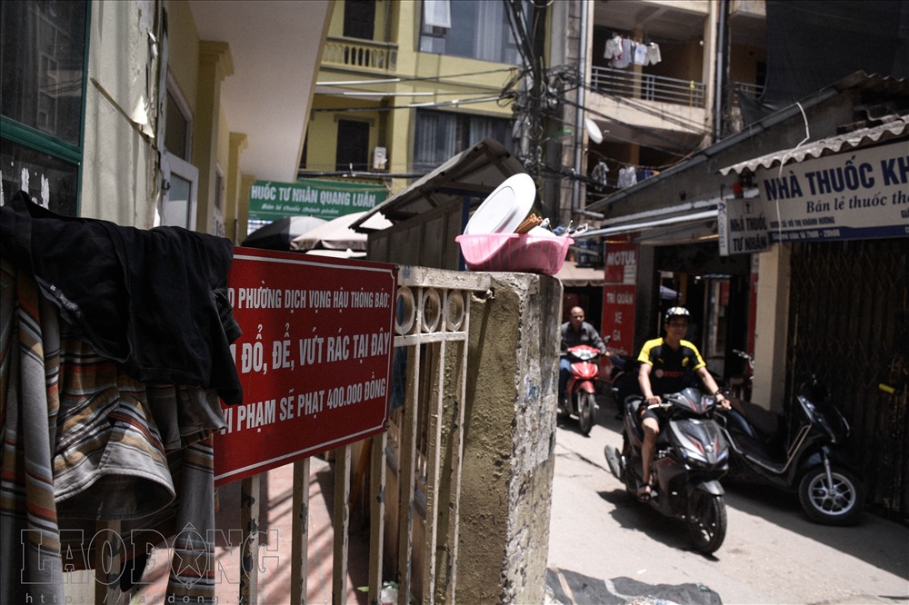 Ông Nguyễn Vũ Toàn (Bí thư chi bộ tổ 20, phường Dịch Vọng Hậu) cho biết: “Tổ dân phố thì luôn tuyên truyền cho bà con không vứt rác bừa bãi. Thời gian vừa qua tình trạng này có giảm xuống nhưng vẫn còn rất nhiều. Những người vứt rác thường đi xe máy và vứt lén, trong đó có rất nhiều bạn là sinh viên thuê trọ. Người dân có thấy cũng chỉ nhắc nhở chứ không tố cáo. Từ ngày có Nghị định 155/2016/NĐ-CP về xử phạt vi phạm hành chính trong lĩnh vực bảo vệ môi trường đến giờ, chúng tôi chưa phạt được ai”.