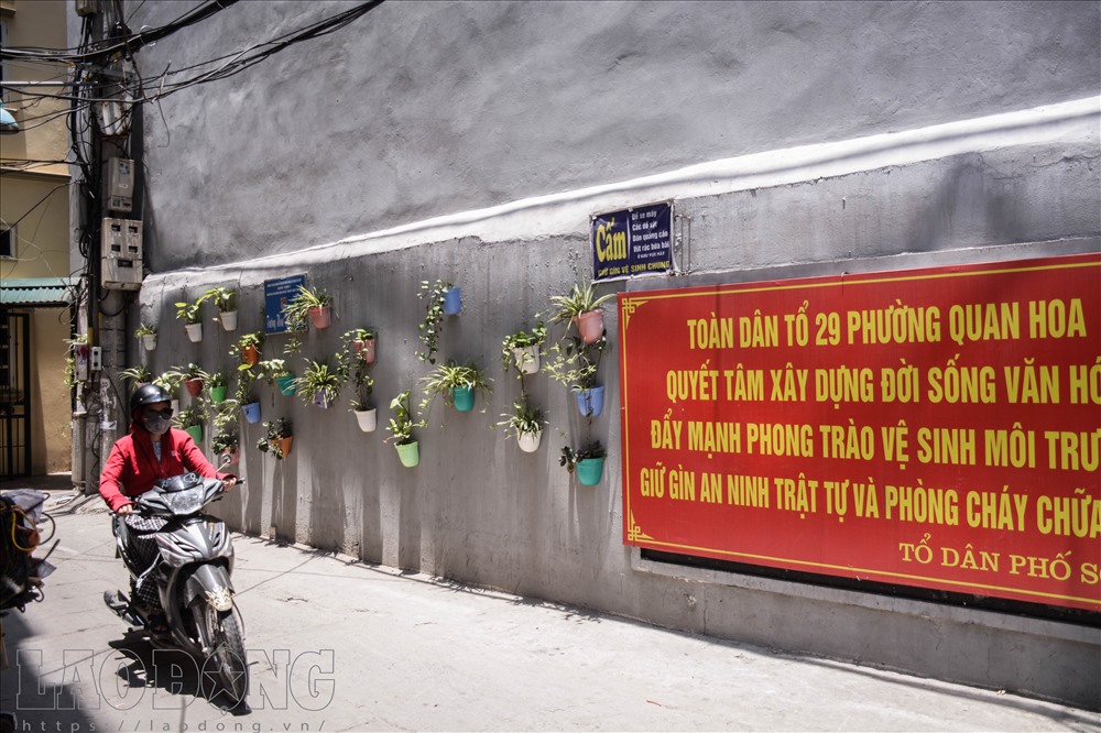 Nhiều hình thức tuyên truyền mới lạ tác động đến nhận thức của người dân được thực hiện. Nhìn những bức tường đẹp và gọn gàng như vậy, có lẽ nhiều người cũng không nỡ vứt rác xuống đây.