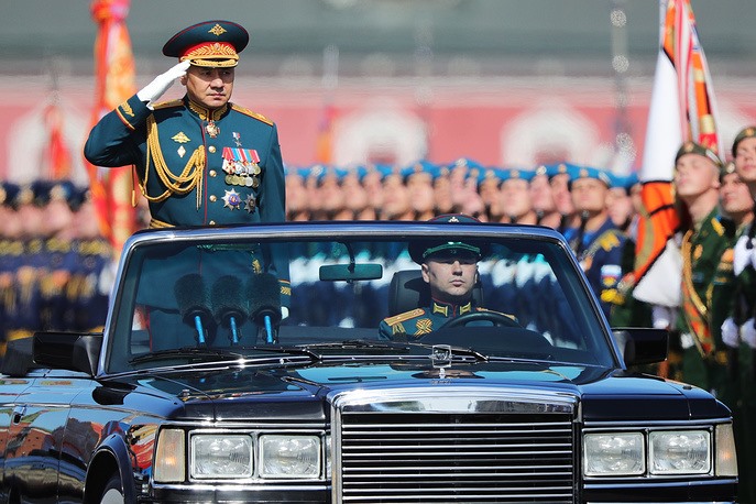 Bộ trưởng Quốc phòng Sergei Shoigu giám sát lễ duyệt binh. Ảnh: Tass.