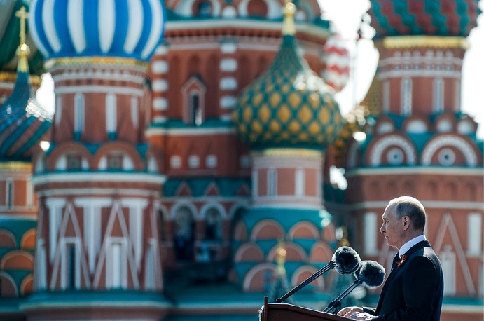 Tổng thống Nga Vladimir Putin phát biểu trước các cựu chiến binh và khoảng 13.000 binh sĩ trong lễ duyệt binh tại Quảng trường Đỏ. Ảnh: Tass.