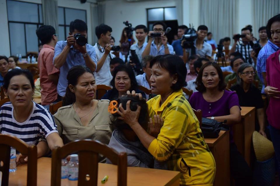 Cử tri ngất xỉu do quá đói và mệt.