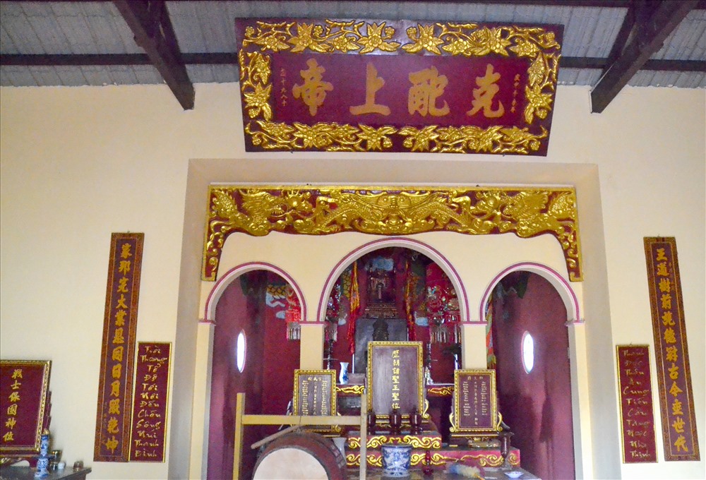 Không chỉ khiêm tốn về quy mô mà bên trong cũng rất đơn sơ (Ảnh: Lục Tùng)