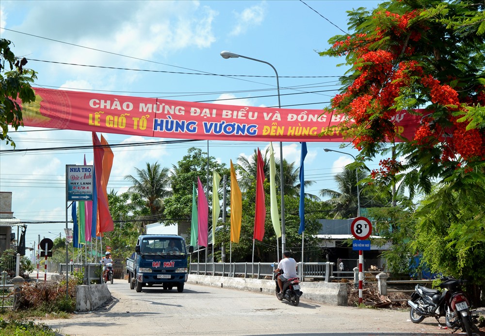 Sau ngày thống nhất đất nước, được Đảng, Nhà nước quan tâm, đầu tư Đền Hùng Quốc tổ đã thay da đổi thịt. Đó không chỉ là mở rộng đường vào .... (Ảnh: Lục Tùng)