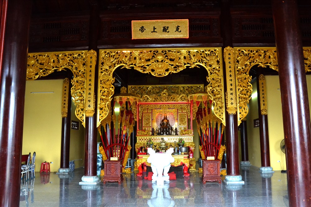 Đặc biệt là trang trí bên trong rất trang nghiêm, hoàng tráng theo nghi thức truyền thống. (Ảnh: Lục Tùng)