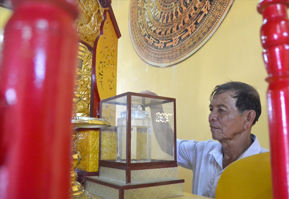 Đặc biệt, trong đền còn lưu giữ nước được lấy từ Đền Hùng Phú Thọ về. (Ảnh: Lục Tùng)