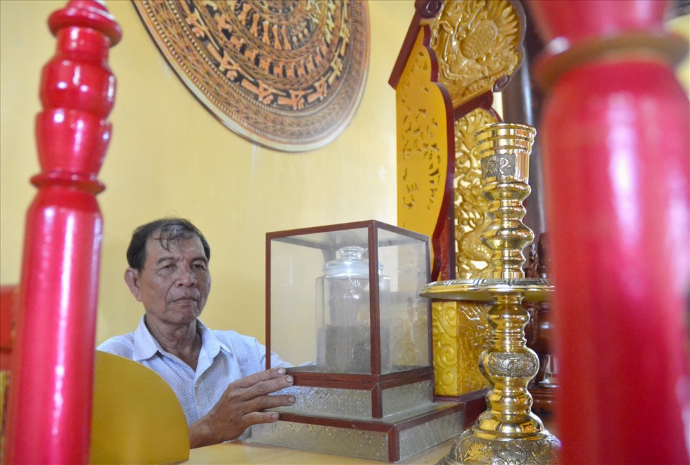 và đây là lọ chứa đất được lấy từ Đền Hùng Phú Thọ. (Ảnh: Lục Tùng)