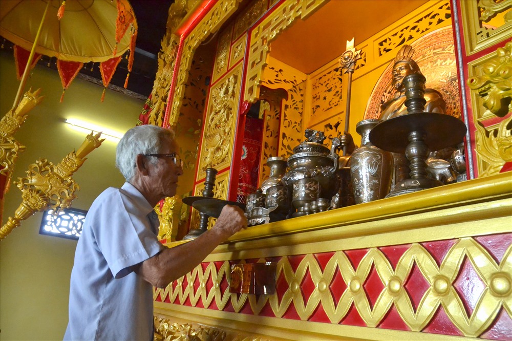 Việc hương khói bàn thờ cũng được các bô lão chăm sóc rất cẩn trọng (Ảnh: Lục Tùng)