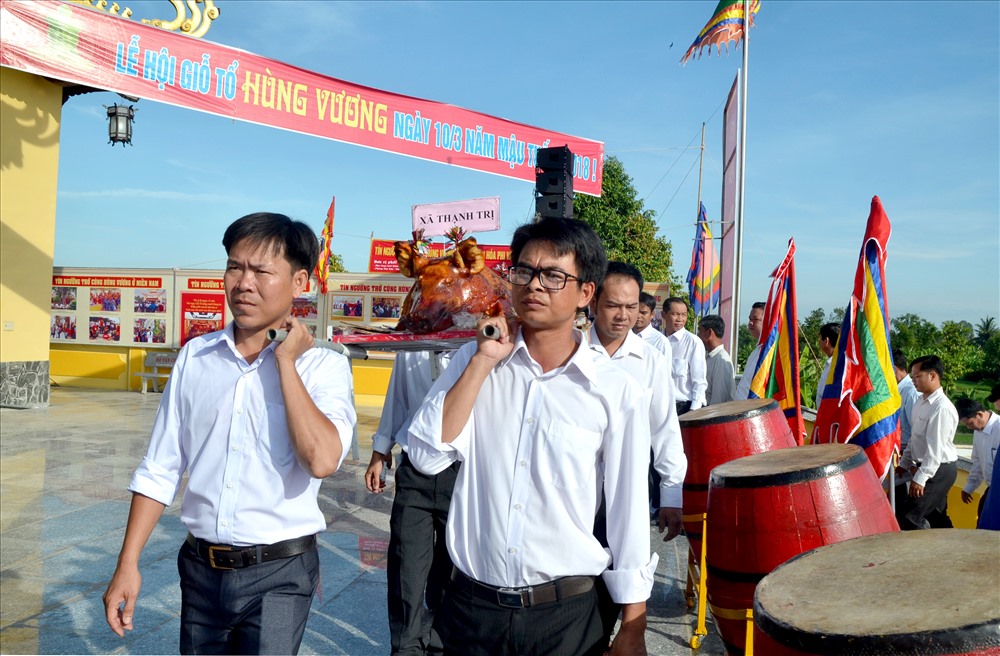 Người dân trong huyện cũng thường xuyên đóng góp, dâng lễ vật đến cúng nhân các ngày lễ, Giỗ Tổ.... (Ảnh: Lục Tùng0