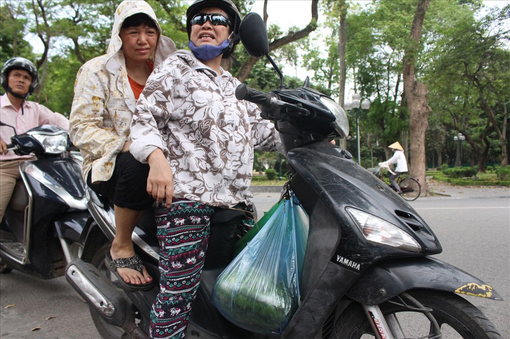 Nhiều người dân rất hài lòng, quay trở lại mua thêm dưa
