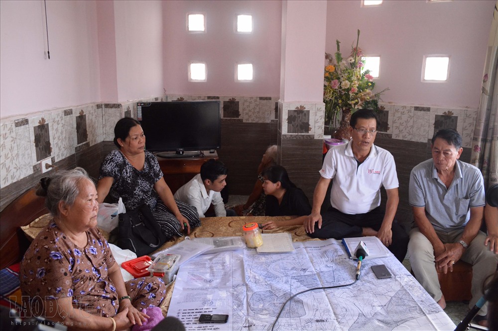 Do đoàn người thuê trọ lâu ngày, luôn mang theo băng rôn yêu cầu xử lý vụ khiếu kiện đất, nên người dân địa phương quen mặt, thường gọi họ là cư dân làng Thủ Thiêm.