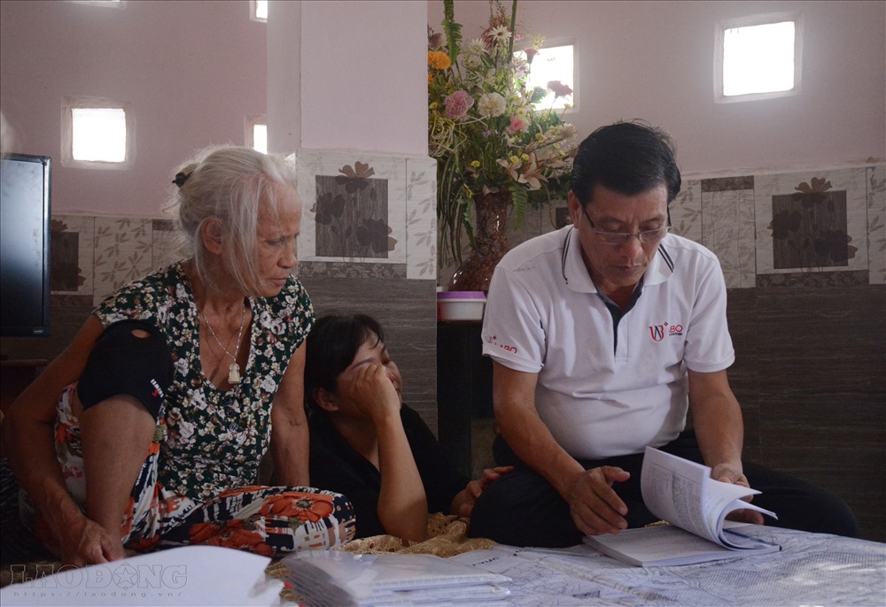 Những lần trước, chúng tôi ở nhờ gia đình hảo tâm. Họ chỉ lấy tiền điện, nước. Đợt này chỗ đó có người ở, chúng tôi phải chọn nhà nghỉ này vì họ cho ở số lượng người lớn trong một phòng và được nấu ăn, dù giá đắt đỏ“, bà Hồng nói.