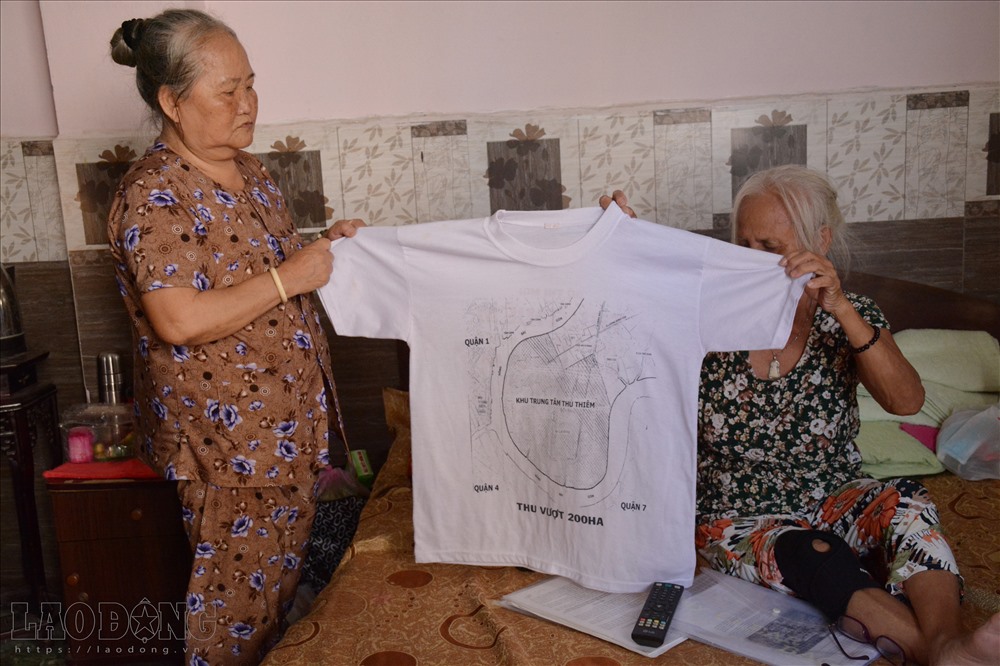 Vay mượn đi khiếu kiện, bữa cơm hàng ngày chỉ có chủ yếu là rau, nước canh và trứng vịt luộc. Các chi phí sinh hoạt vì thế phải được giảm tới mức tối đa để dành tiền đi lại. Thỉnh thoàng, phật tử quanh khu vực lại mời họ đồ ăn thức uống.