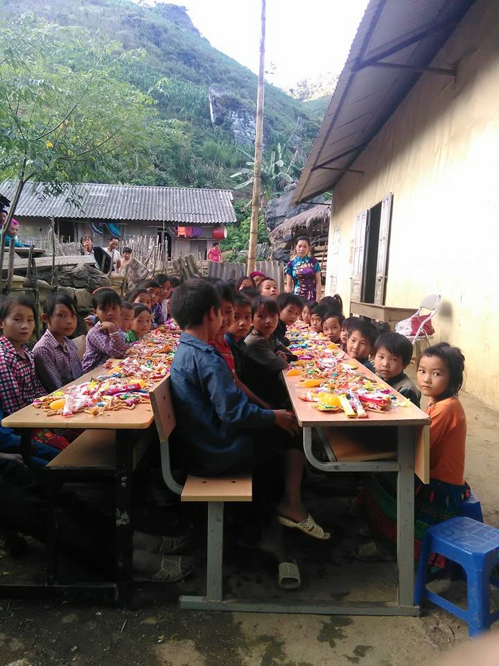 Cô giáo Nga tổ chức liên hoan cho các học trò của mình (Ảnh: NVCC)