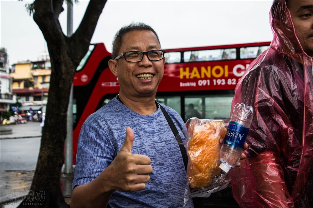 Ông Tjing Boenqq (Trung Quốc) cho biết: “Đi bus hai tầng là trải nghiệm khó quên. Xe rất tiện nghi, đất nước các bạn rất đẹp. Về giá thì tôi thấy hợp lí”.