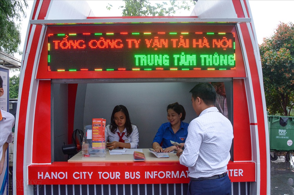Dù còn nhiều tranh cãi về giá, nhưng điểm bán vé bus mui trần vẫn có nhiều người ghé mua.