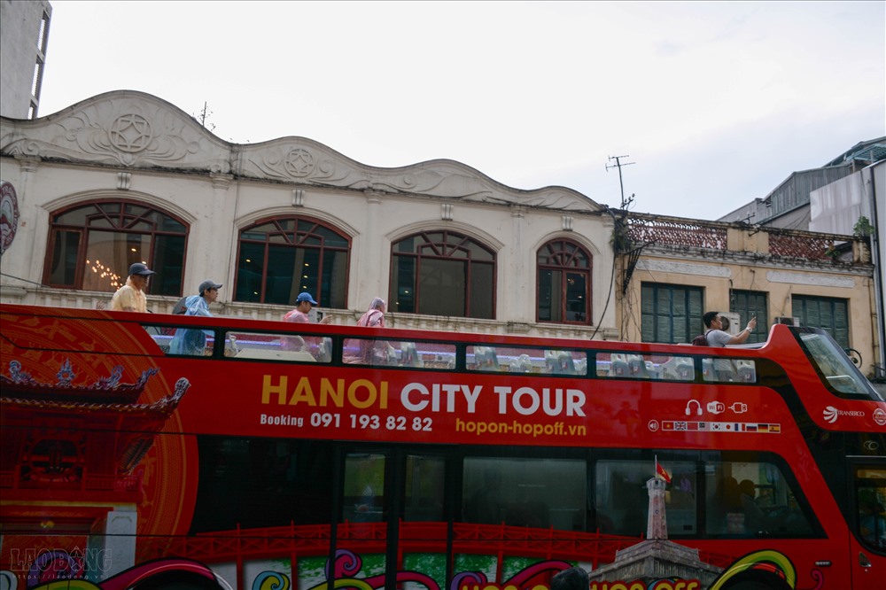 Trái với tưởng tượng của nhiều người, tầng hai của chiếc bus vẫn có rất nhiều khách.