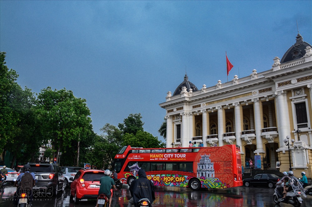 Chiếc bus lần lượt đi qua từng địa điểm nổi tiếng của Hà Nội.