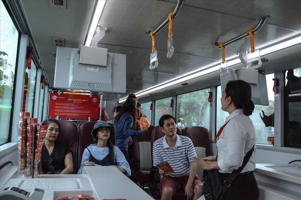 Nhiều hành khách không muốn ướt người nên chỉ ngồi ở tầng một của xe.