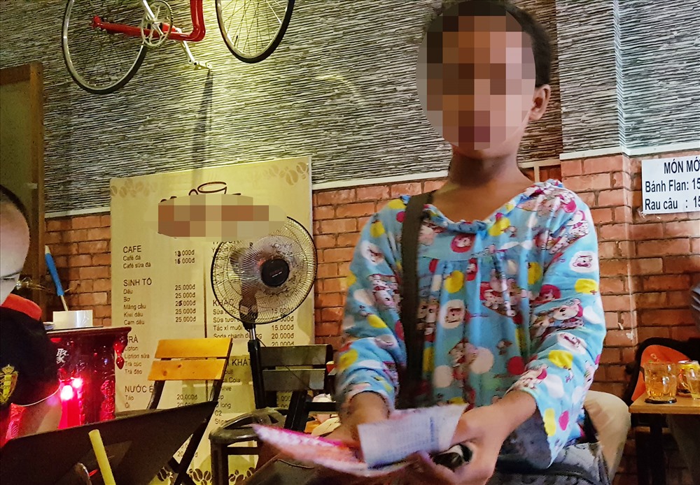 Đa phần các trẻ em nhập cư có hoàn cảnh khó khăn thường tự mình đi mưu sinh, phổ biến nhất là bán vé số. Ảnh: T.S