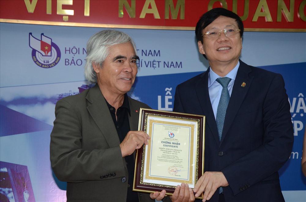 Nhiếp ảnh gia Nick Út nhận quà lưu niệm của Hội Nhà báo Việt Nam