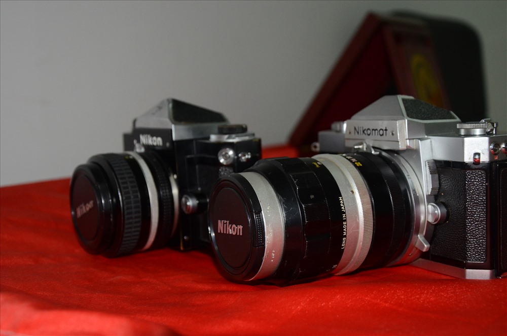 2 chiếc máy ảnh được nhà báo Nick Út trao tặng