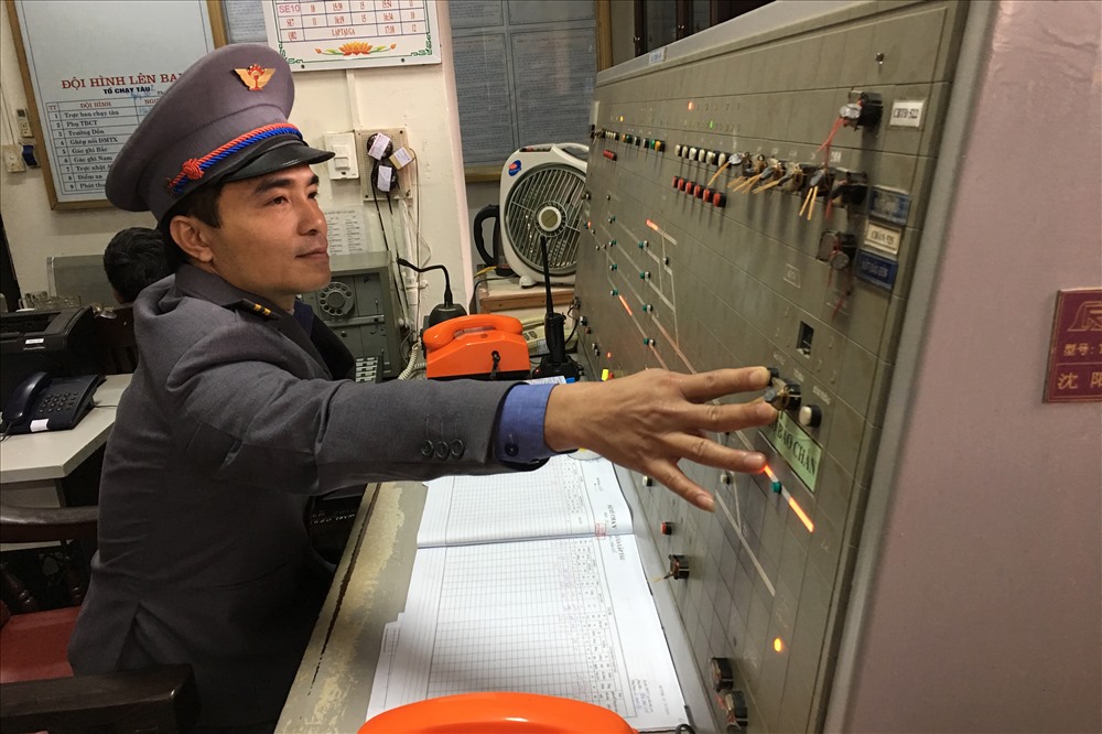 Nhân viên đường sắt trong giờ làm việc.