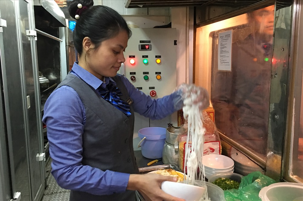 Phục vụ bữa ăn cho hành khách trên tàu Thống Nhất. Ảnh: T.E.A