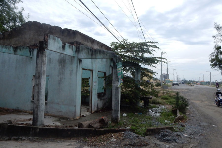 Nhà cửa bị giải tỏa, ruộng đồng bị thu hồi, san lấp. Ảnh: THANH HẢI