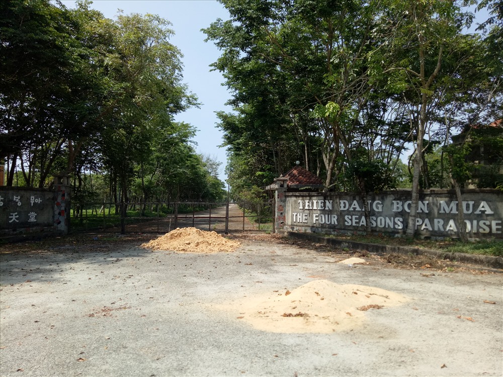 Cửa đóng kín bít. Ảnh: N.O