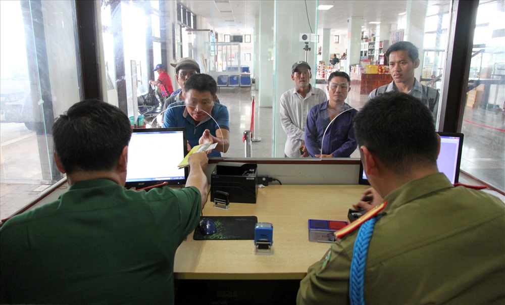 Thủ tục nhanh gọn tại điểm kiểm tra chung “một cửa một lần dừng“. Ảnh: Hưng Thơ.