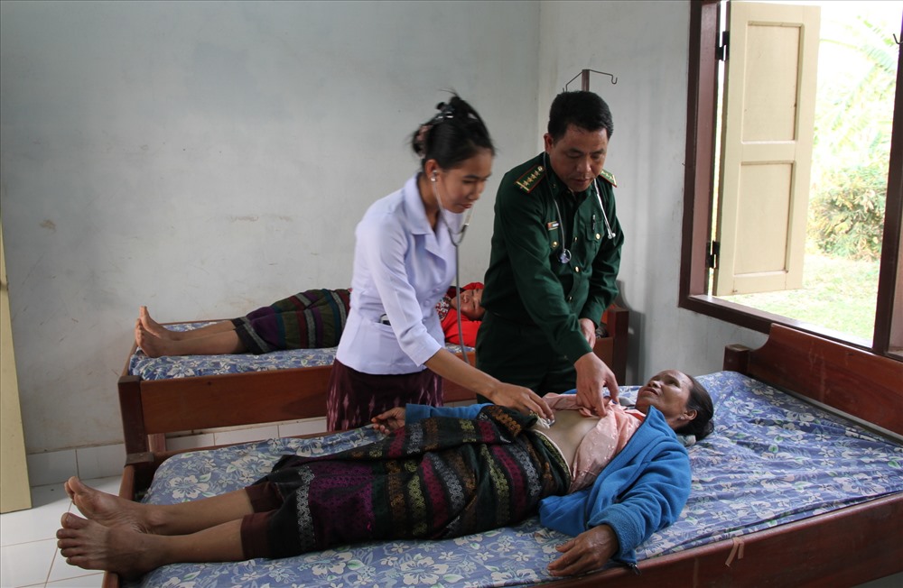 Quân y Biên phòng Lao Bảo và nhân viên y tế Lào khám bệnh cho người dân nước bạn Lào. Ảnh: Hưng Thơ.