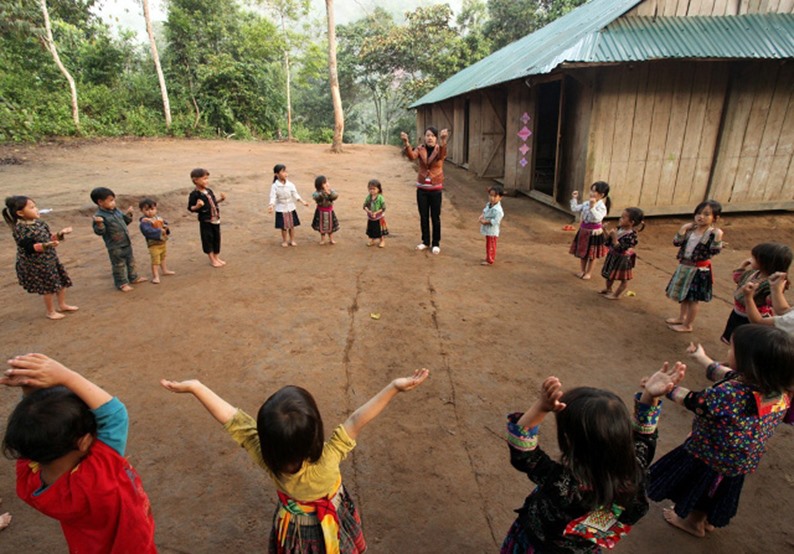 Giáo viên vùng cao còn gặp muôn vàn khó khăn, trong đó, lương và các chế độ đãi ngộ còn thấp. Tuy nhiên, với họ, chỉ cần vận động các em học sinh đến trường đầy đủ đã là một niềm vui.Ảnh: P.V