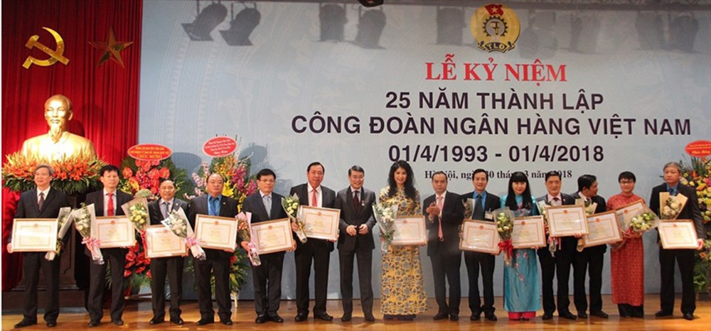 Lãnh đạo Ngân hàng Nhà nước trao tặng bằng khen cho các tập thể và cá nhân nhân dịp kỷ niệm 25 năm thành lập CĐ Ngân hàng VN. Ảnh: V.L
