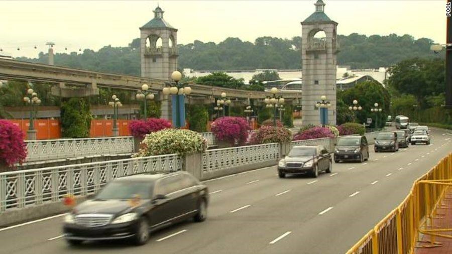 Đoàn xe chở lãnh đạo Triều Tiên Kim Jong-un rời khách sạn St. Regis, trên đường đến thượng đỉnh ở đảo Sentosa. Ảnh: CNN